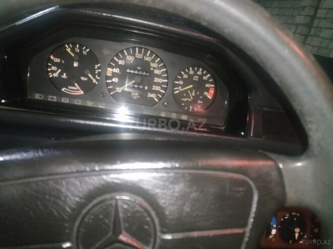 Mercedes E 260 1986, 332,565 km - 2.6 l - Naftalan