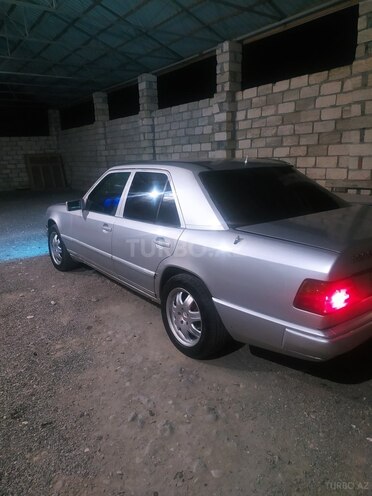 Mercedes E 260 1986, 332,565 km - 2.6 l - Naftalan