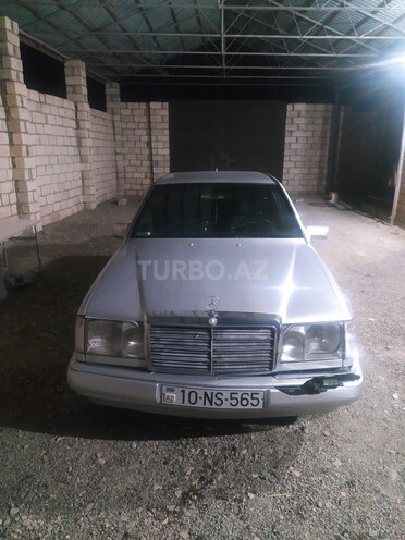 Mercedes E 260 1986, 332,565 km - 2.6 l - Naftalan
