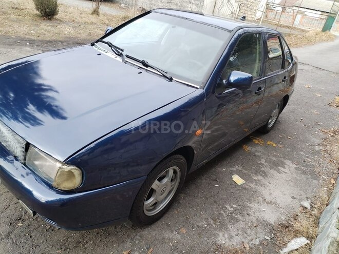 Volkswagen Polo 1997, 300,000 km - 1.6 л - Qax