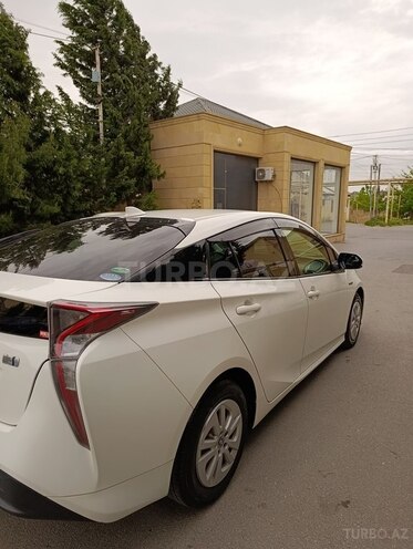 Toyota Prius-12