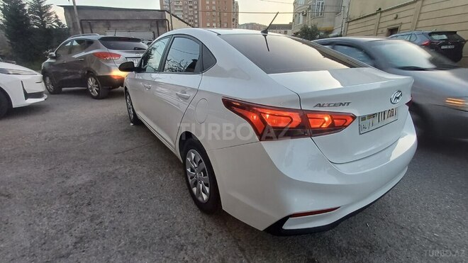 Hyundai Accent-13