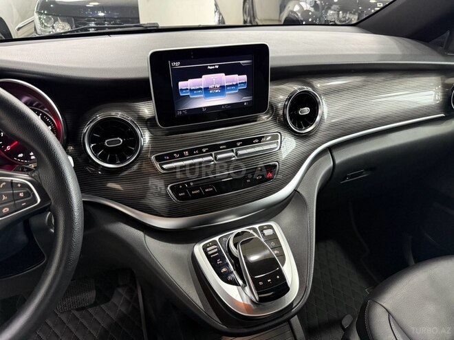 Mercedes V 220-8