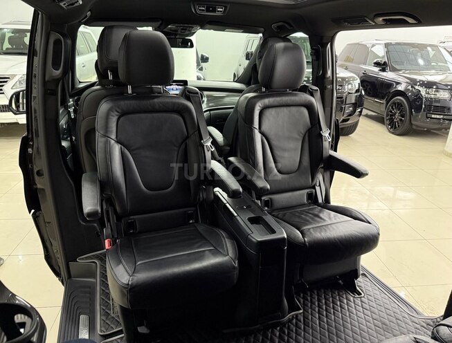 Mercedes V 220-12