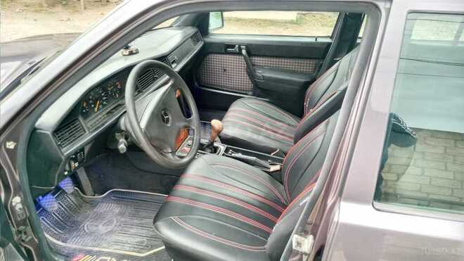 Mercedes 190 1992, 950,000 km - 2.0 l - Yevlax