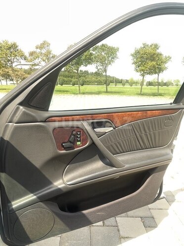 Mercedes E 220 d 1999, 235,000 km - 2.2 l - Bakı