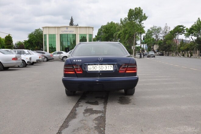 Mercedes E 240 1999, 408,000 km - 2.4 l - Saatlı