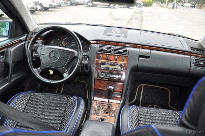 Mercedes E 240 1999, 408,000 km - 2.4 l - Saatlı