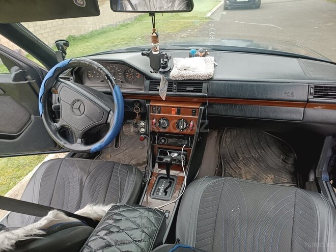 Mercedes E 250 1995, 542,023 km - 2.5 л - Qax