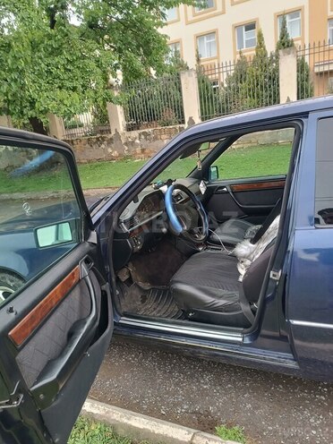 Mercedes E 250 1995, 542,023 km - 2.5 л - Qax