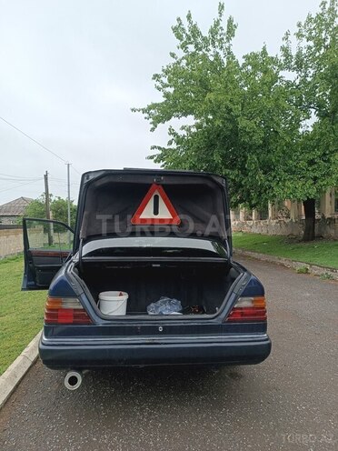 Mercedes E 250 1995, 542,023 km - 2.5 л - Qax