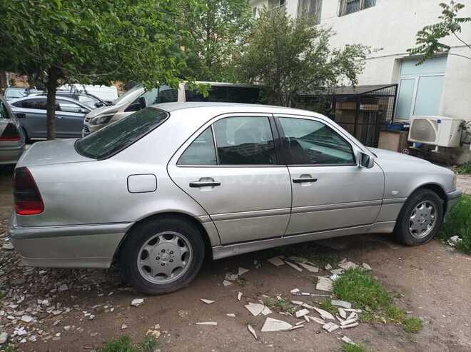 Mercedes C 240 2000, 260,000 km - 2.4 l - Bakı