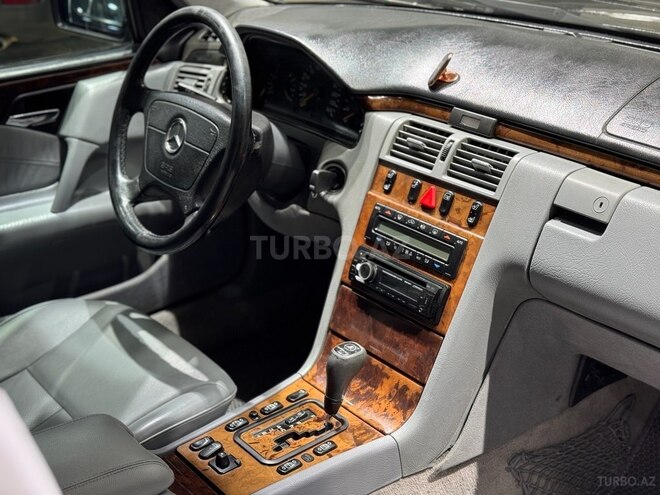 Mercedes E 220 d 1999, 297,000 km - 2.2 l - Bakı