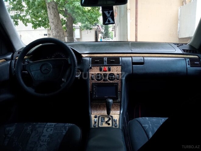 Mercedes E 240 1998, 456,756 km - 2.4 l - Mingəçevir