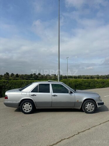 Mercedes E 220 1994, 245,600 km - 2.2 l - Bakı