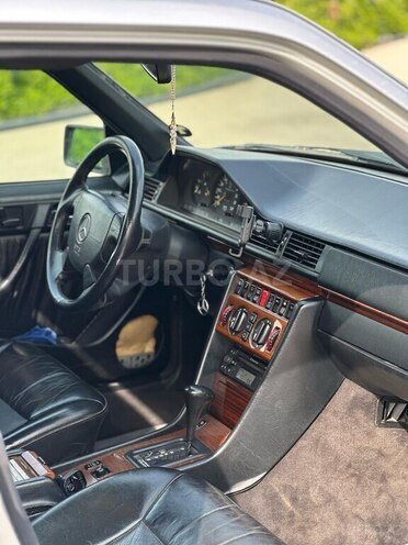 Mercedes E 220 1994, 245,600 km - 2.2 l - Bakı