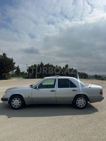 Mercedes E 220 1994, 245,600 km - 2.2 l - Bakı
