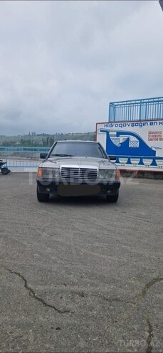Mercedes 190 1988, 200,000 km - 2.0 l - Quba