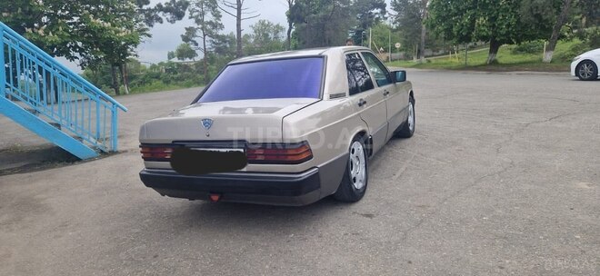 Mercedes 190 1988, 200,000 km - 2.0 l - Quba