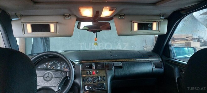 Mercedes E 230 1996, 473,768 km - 2.3 l - Qax