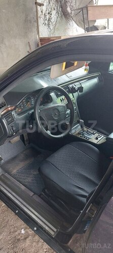 Mercedes E 230 1996, 473,768 km - 2.3 l - Qax