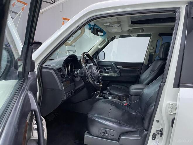 Mitsubishi Pajero-13