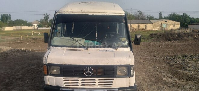 Mercedes 208 D 1995, 450,000 km - 2.5 l - Salyan