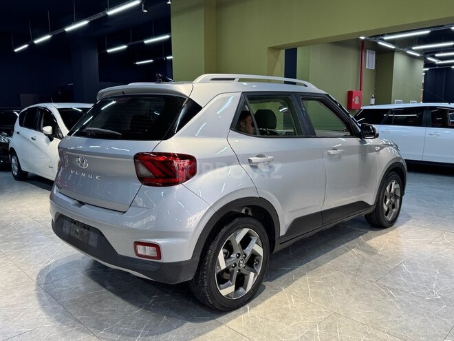 Hyundai Venue-8