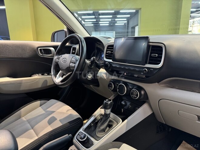 Hyundai Venue-13