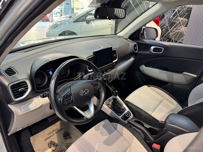 Hyundai Venue-17