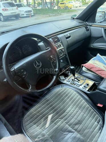 Mercedes E 240 2001, 330,000 km - 2.4 л - Bakı