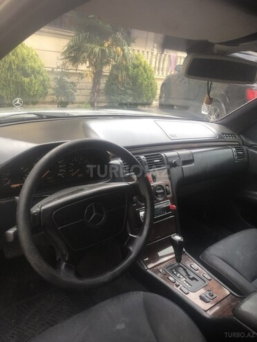 Mercedes E 230 1997, 298,000 km - 2.3 l - Bakı