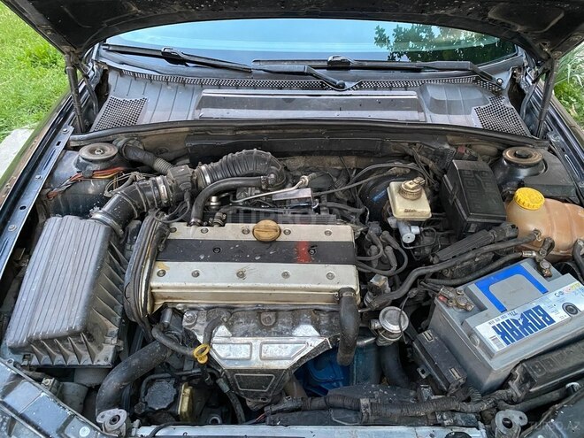 Opel Vectra 1996, 526,816 km - 2.0 l - Qax