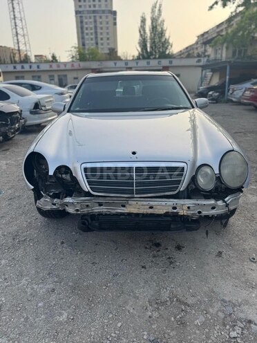 Mercedes E 220 d 2001, 320,000 km - 2.2 л - Bakı