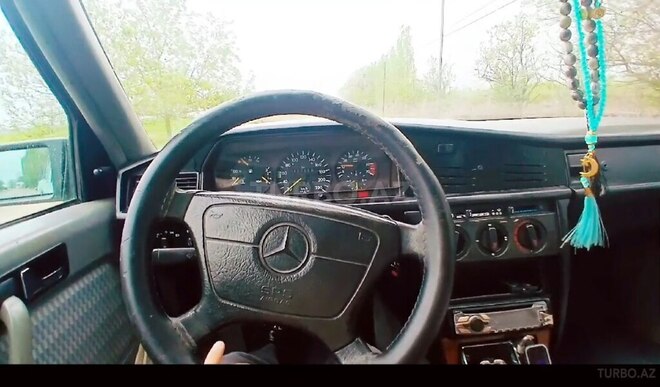 Mercedes 190 1993, 300,000 km - 2.0 l - Samux
