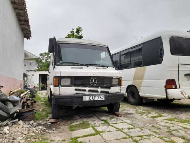 Mercedes 208 D 1995, 556,600 km - 2.3 л - Salyan