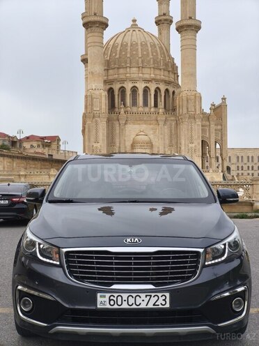 Kia Carnival-1