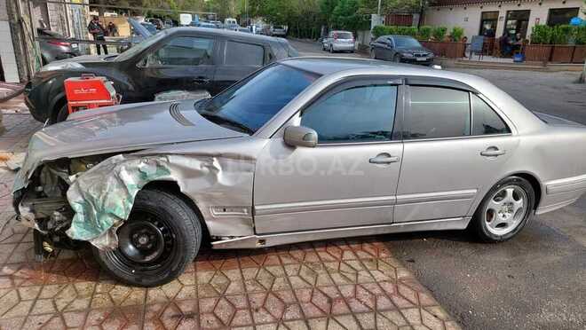 Mercedes E 270 2001, 180,000 km - 2.7 l - Bakı