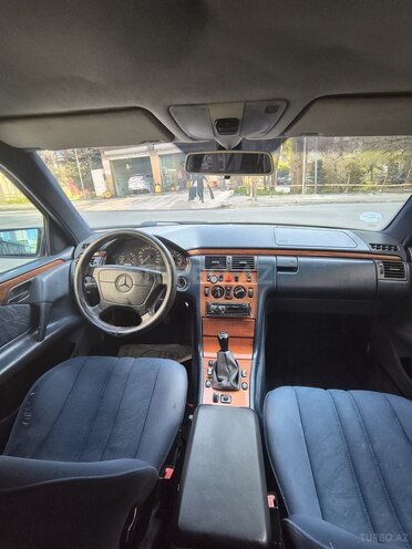 Mercedes E 200 1995, 450,000 km - 2.0 l - Bakı