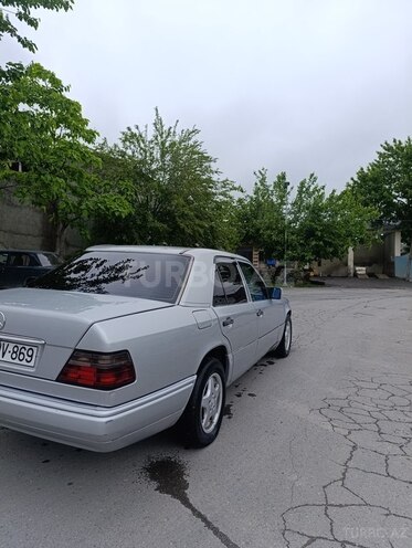 Mercedes E 250 1995, 460,000 km - 2.5 l - Şəki
