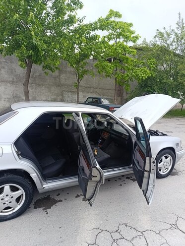 Mercedes E 250 1995, 460,000 km - 2.5 l - Şəki