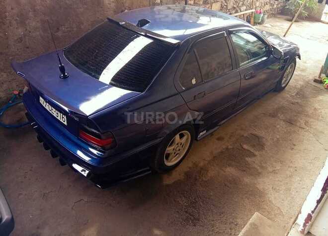 BMW 318 1992, 300,000 km - 2.0 l - Qazax