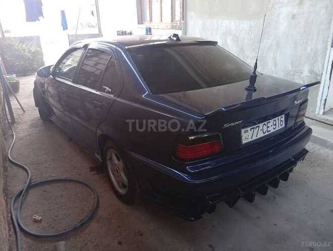 BMW 318 1992, 300,000 km - 2.0 l - Qazax