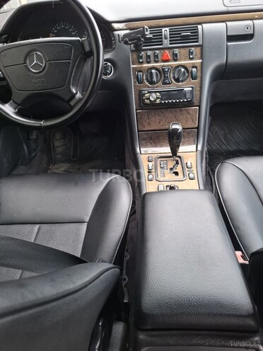 Mercedes E 240 1999, 356,065 km - 2.4 л - Bakı