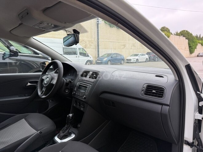 Volkswagen Polo 2015, 158,460 km - 1.6 l - Bakı