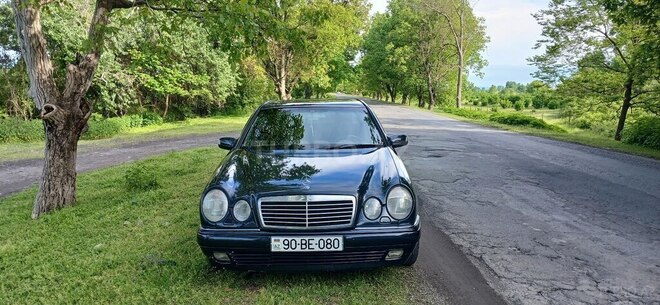 Mercedes E 230 1996, 390,000 km - 2.3 л - Qax