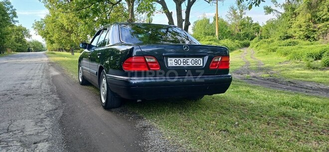 Mercedes E 230 1996, 390,000 km - 2.3 л - Qax