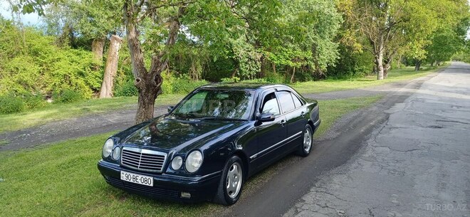Mercedes E 230 1996, 390,000 km - 2.3 л - Qax