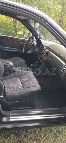 Mercedes E 230 1996, 390,000 km - 2.3 л - Qax