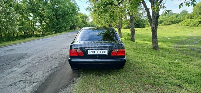 Mercedes E 230 1996, 390,000 km - 2.3 л - Qax